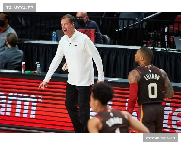 利拉德与前开拓者主帅斯托茨场边叙旧满满回忆温情瞬间 利拉德与前开拓者主帅斯托茨场边叙旧满满回忆温情瞬间